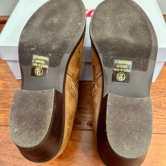 Soda Women's Mug Round Toe Faux Suede Stacked Heel Western Ankle Bootie - Picture 8 of 12